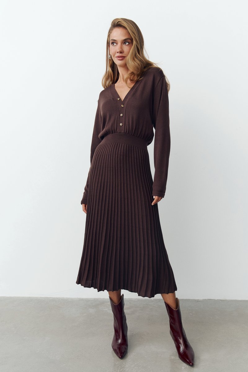 

Трикотажна сукня міді з гудзиками у шоколадному відтінк