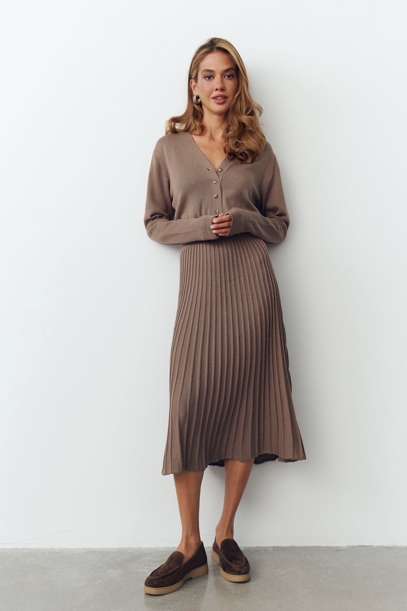 

Трикотажна сукня міді з гудзиками у відтінку капучино