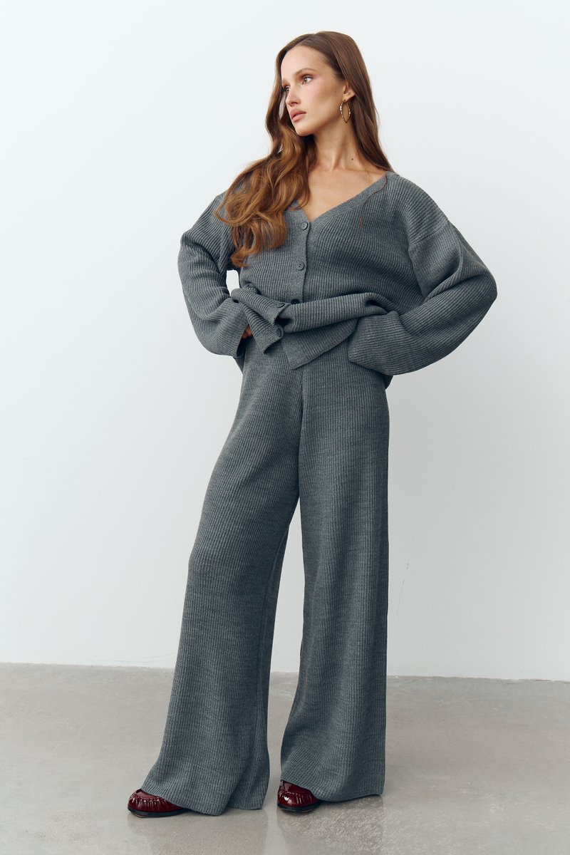 

Сірий трикотажний костюм зі штанами-палаццо