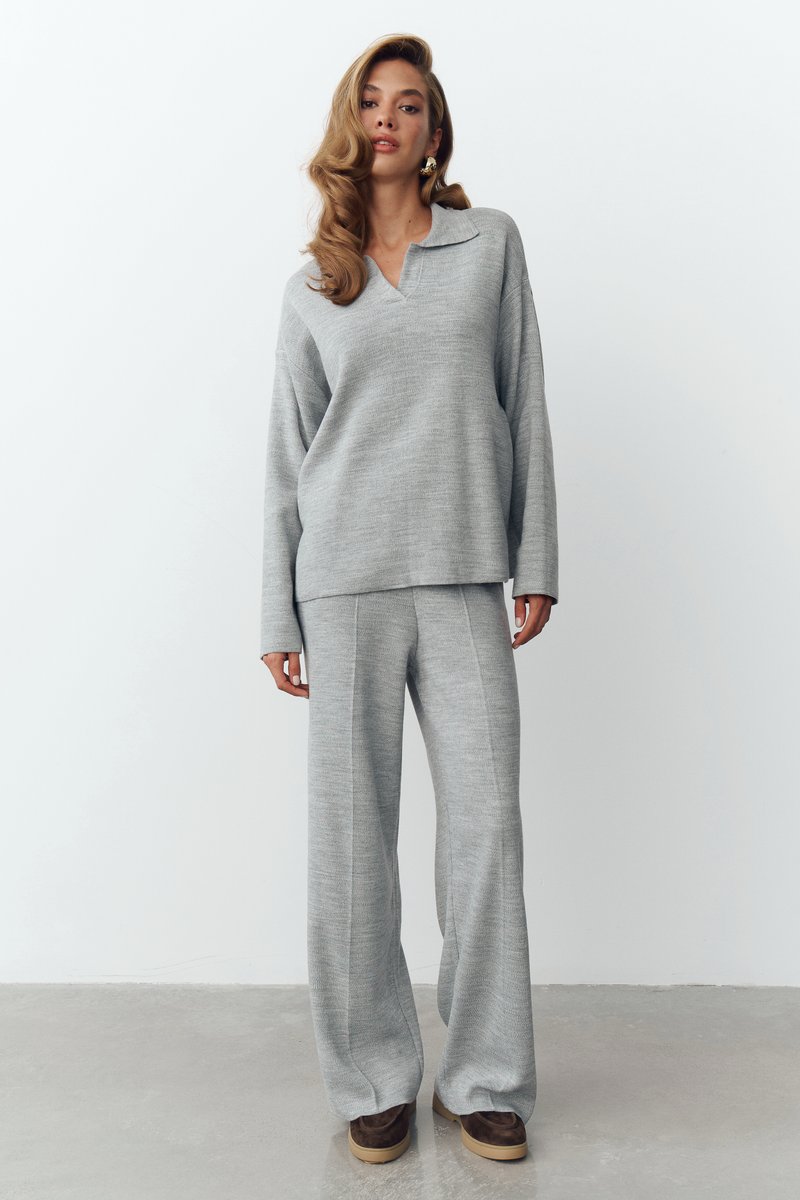 

Сірий трикотажний костюм зі штанами і поло