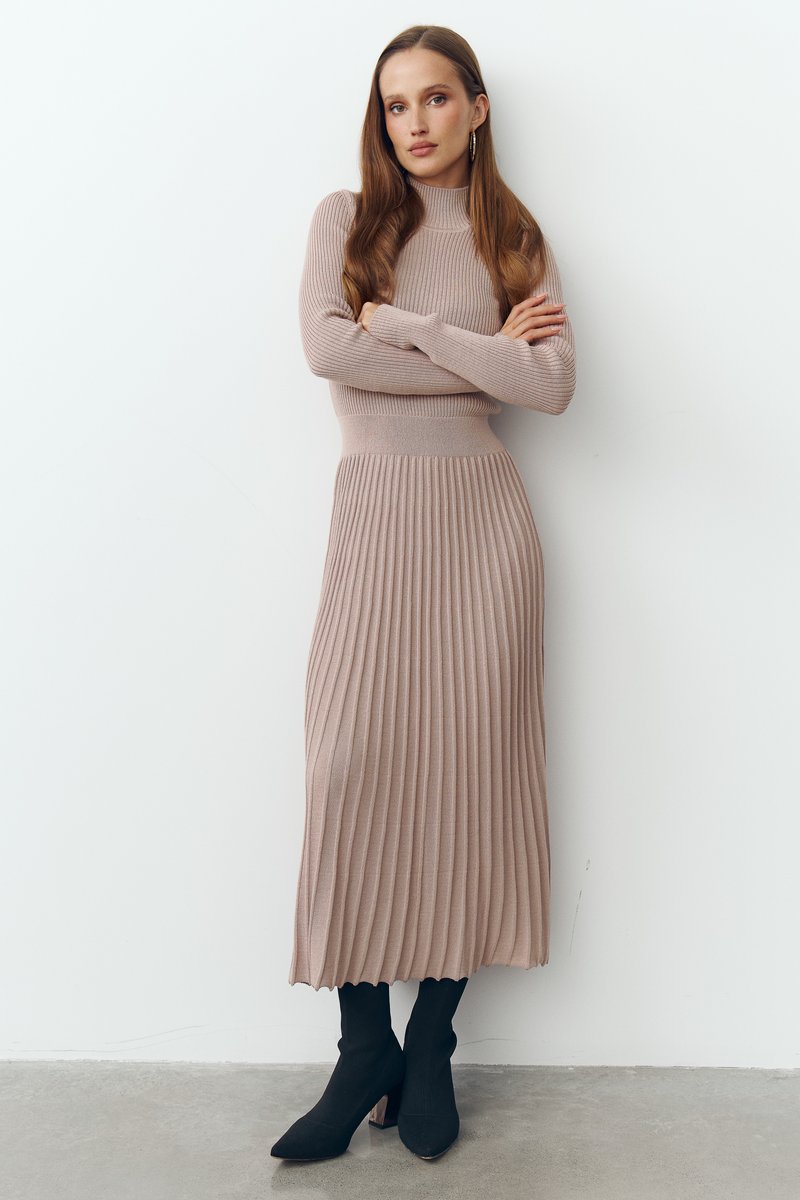 

Трикотажна сукня міді з поясом у пудровому відтінку