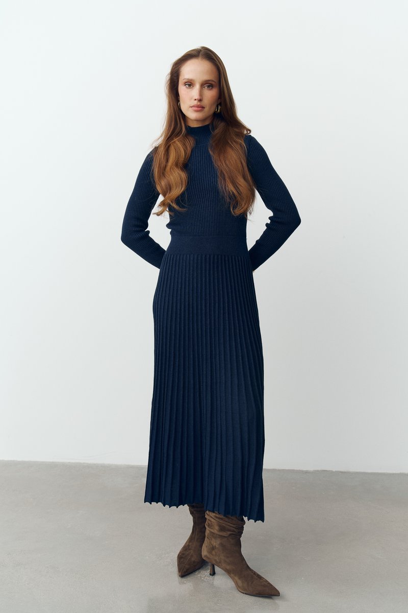 Синее трикотажное платье миди с поясом фотография 1