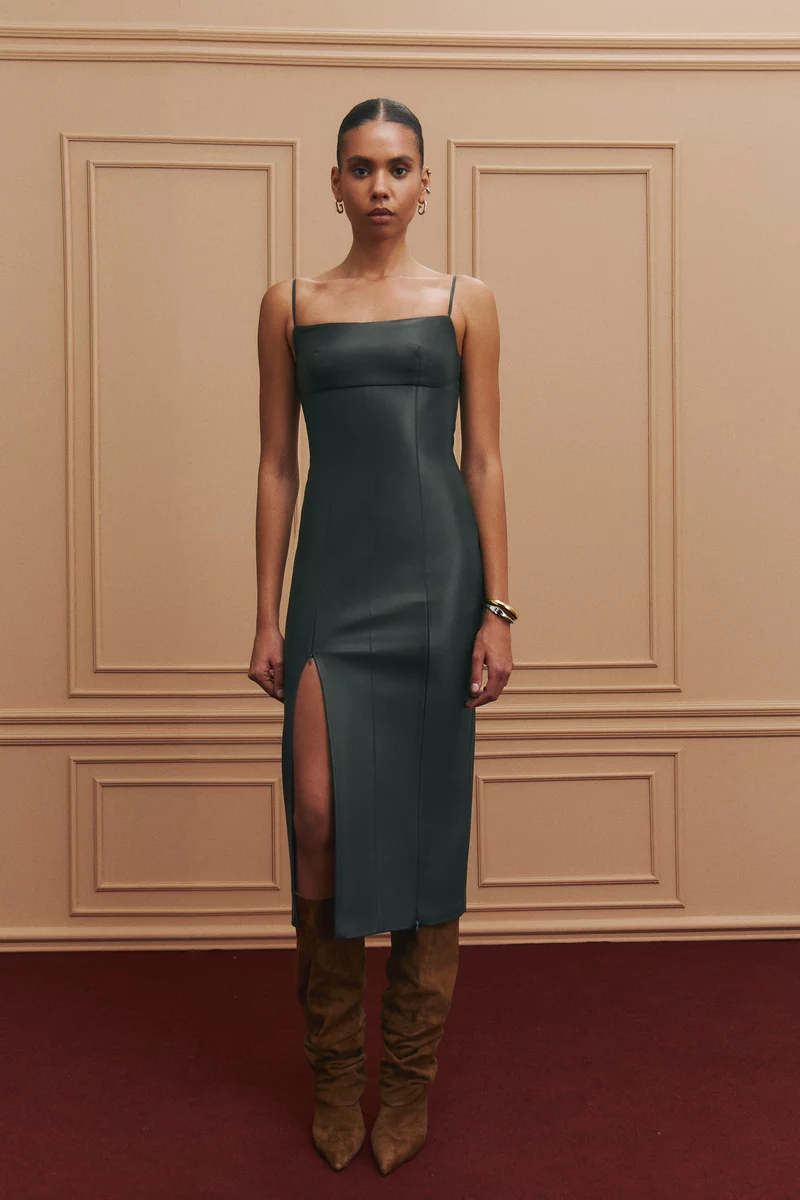 Кожаное платье миди с разрезами в темно-зеленом оттенке фотография 1