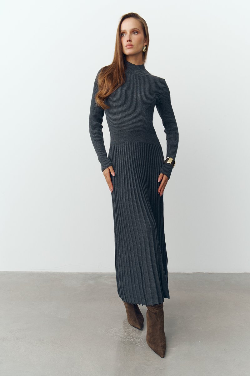 

Трикотажна сукня міді з поясом у графітовому відтінку