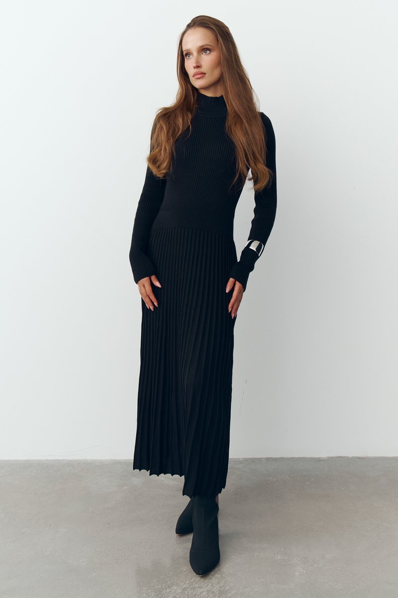 

Чорна трикотажна сукня міді з поясом