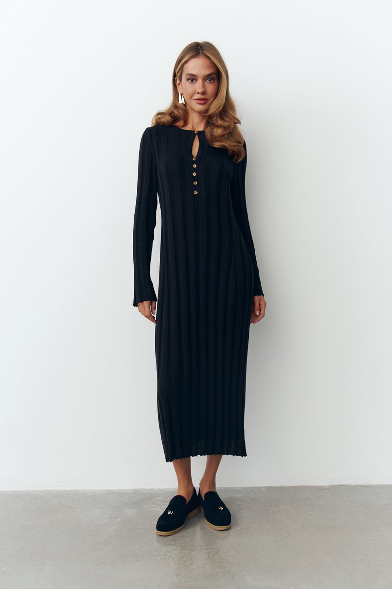 

Чорна трикотажна сукня міді з гудзиками