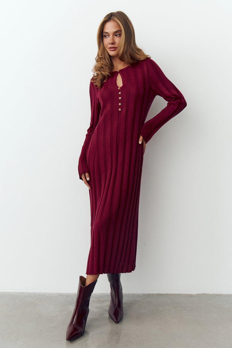 Бордова трикотажна сукня міді з гудзиками фотографія 1