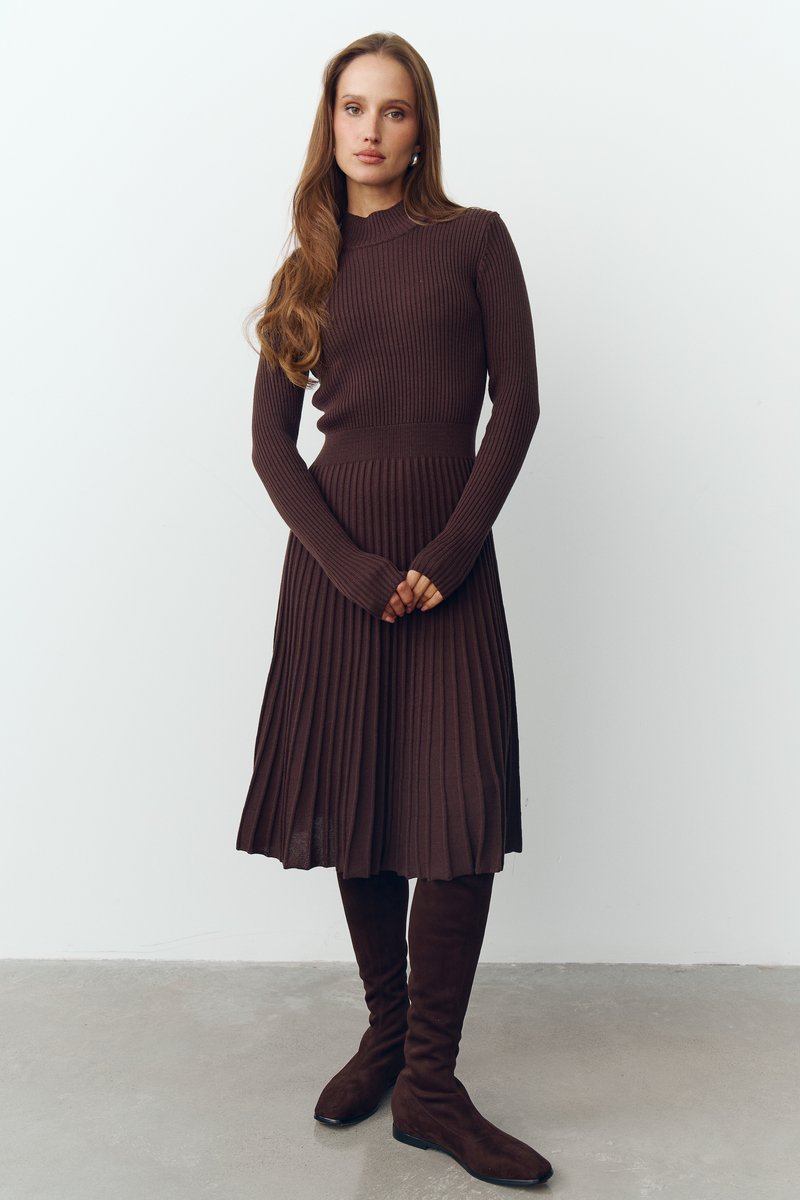 

Трикотажна сукня міді у шоколадному відтінку