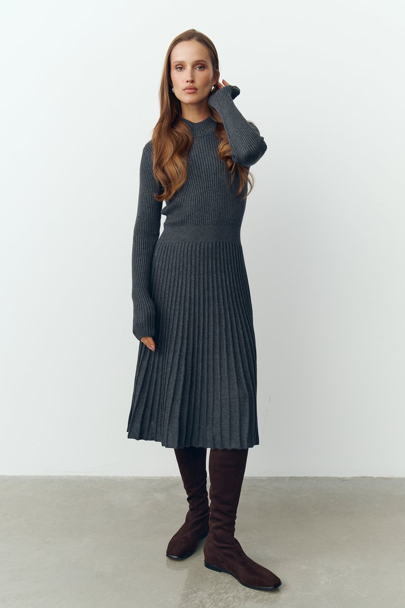 

Трикотажна сукня міді у графітовому відтінку