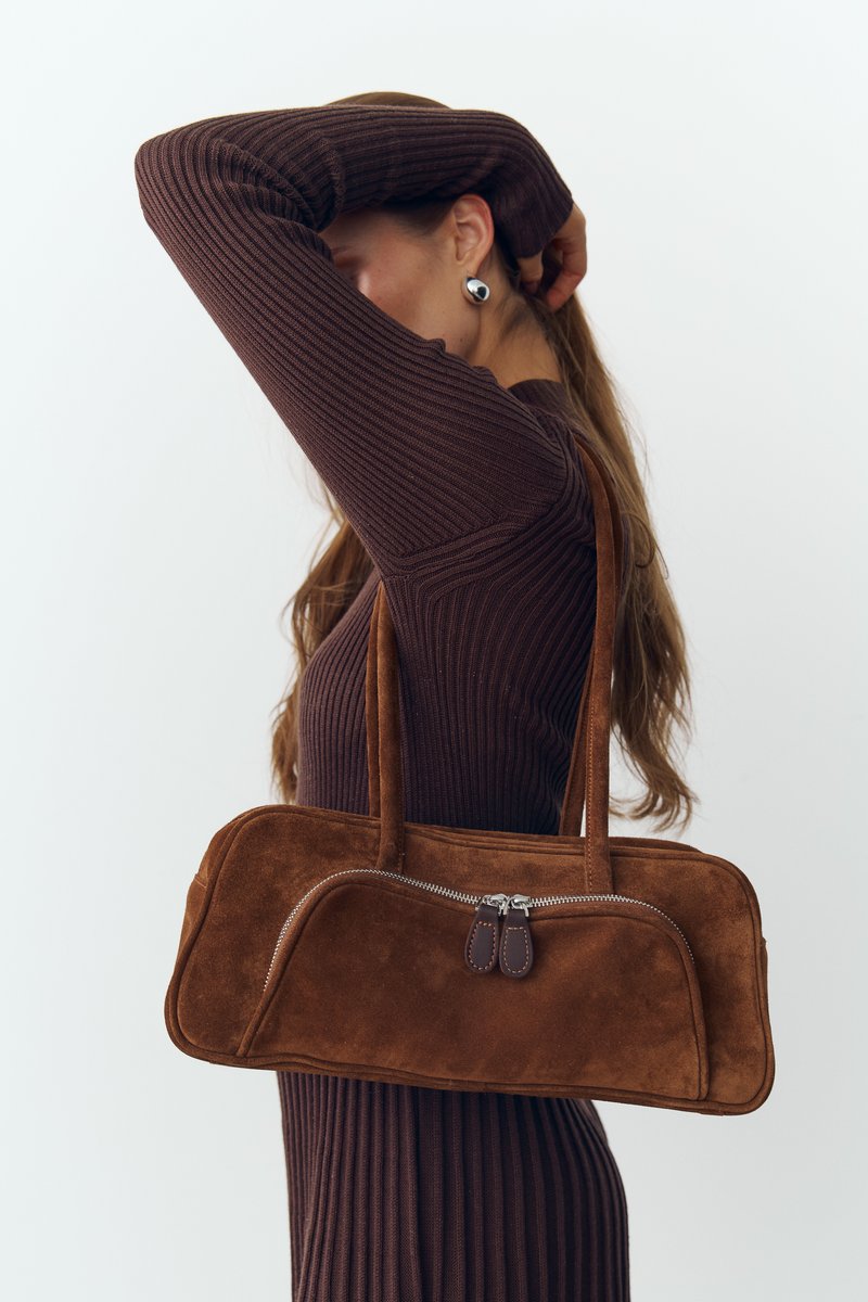 

Сумка-багет із натуральної замші у відтінку кемел