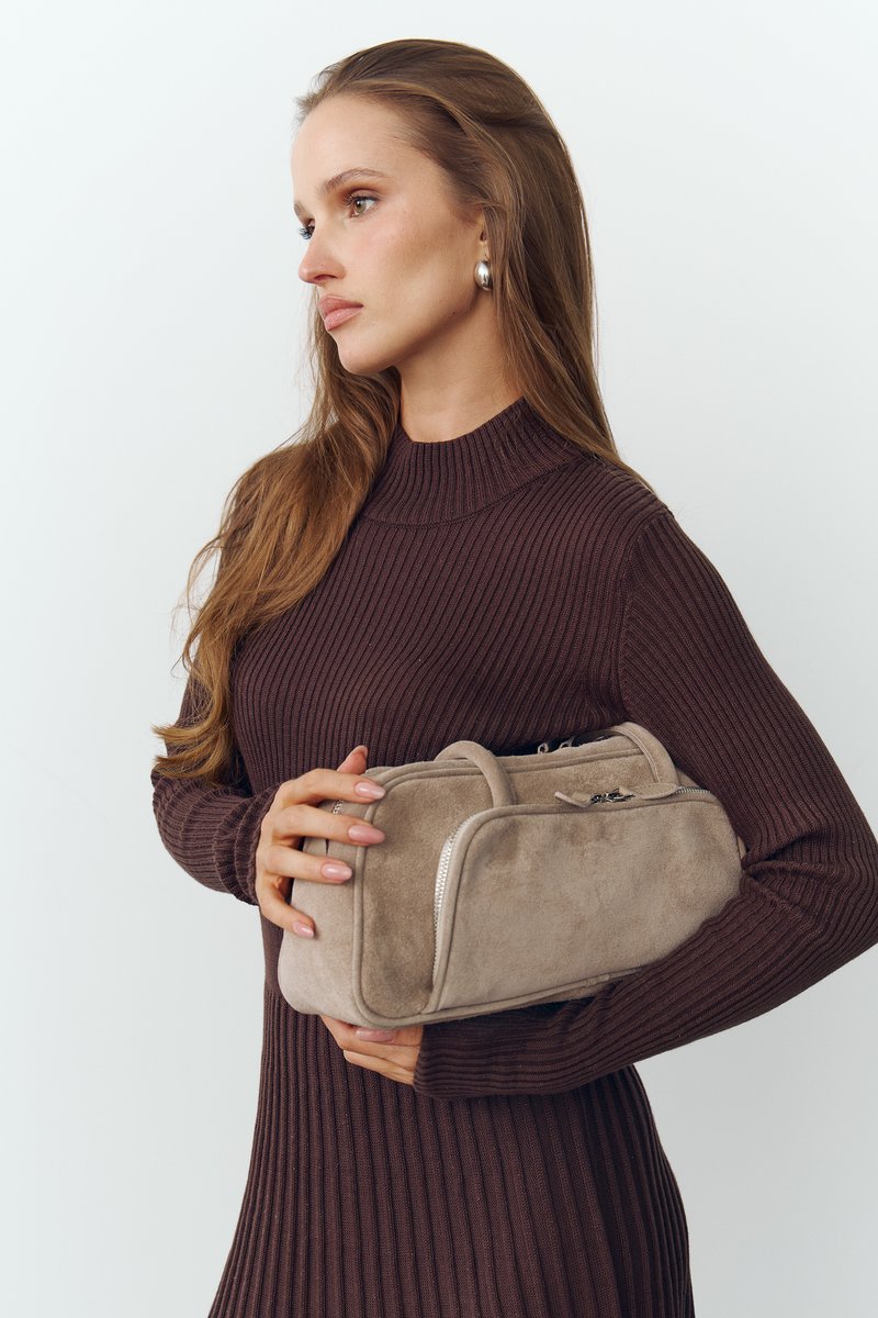 

Сіра сумка-багет із натуральної замші