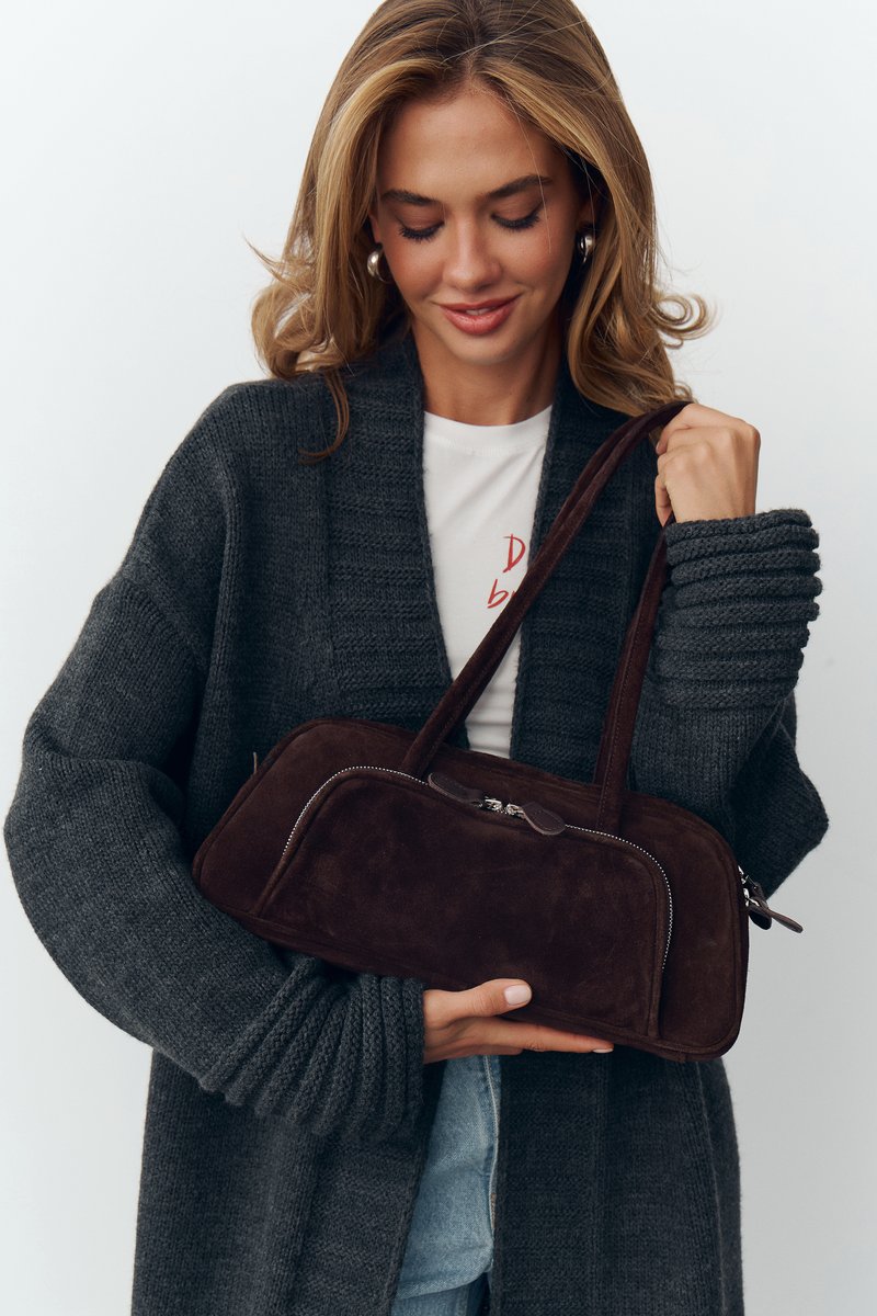 

Сумка-багет із натуральної замші у шоколадному відтінку