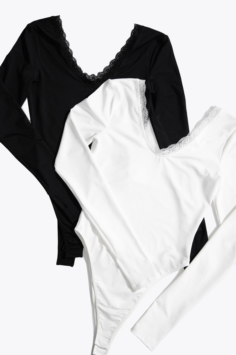 

Базовий набір із молочного та чорного боді з мереживом