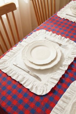 Молочний двосторонній плейсмат з рюшами 37х50 см