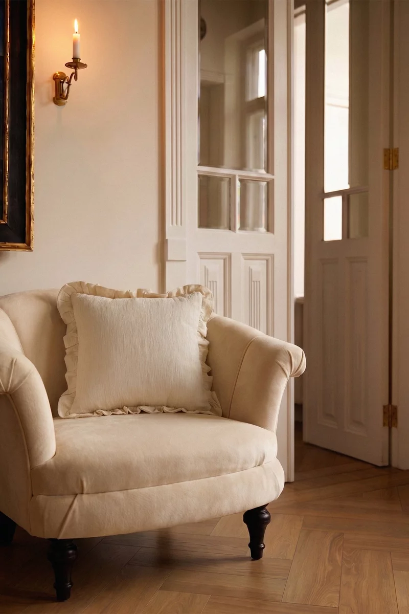 Бежевая подушка с наволочкой из жатки фотография 1