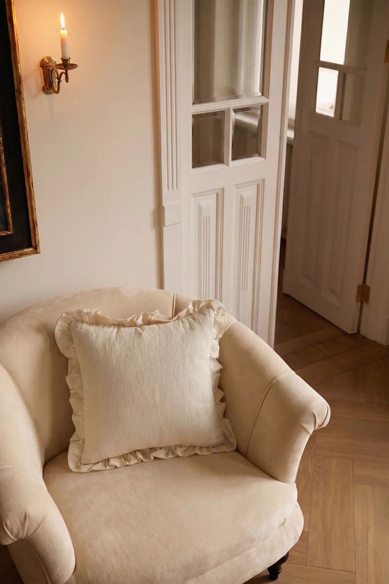 Бежевая подушка с наволочкой из жатки фотография 2