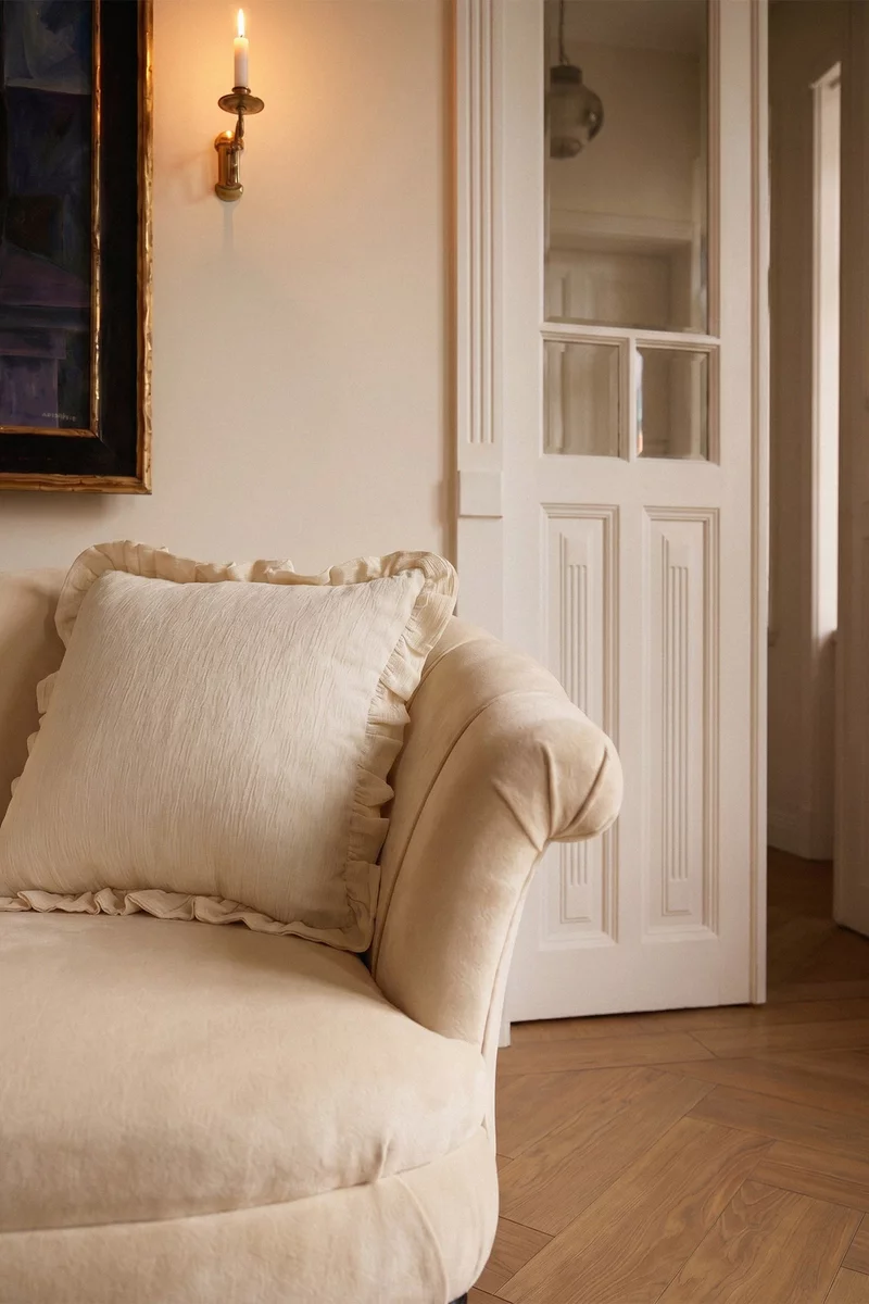 Бежевая подушка с наволочкой из жатки фотография 3