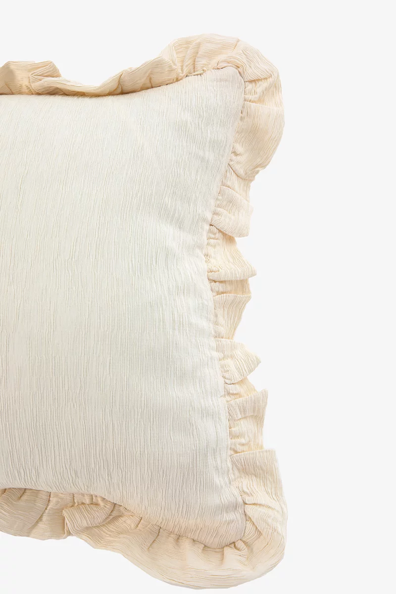 Бежевая подушка с наволочкой из жатки фотография 5