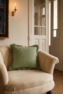 Зеленая подушка с наволочкой из жатки