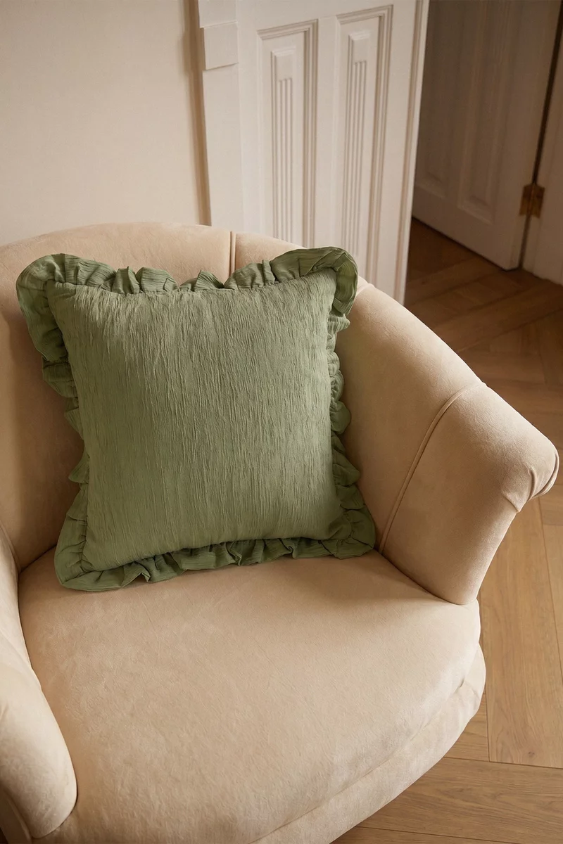 Зеленая подушка с наволочкой из жатки фотография 2