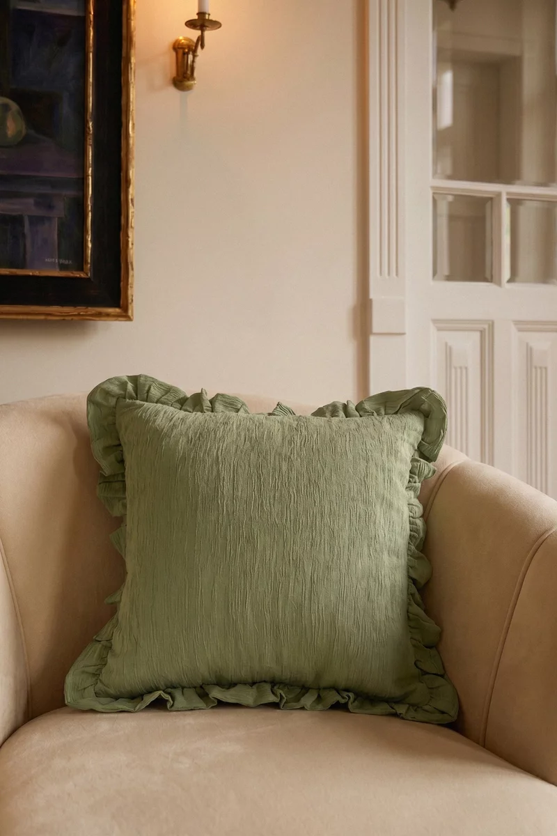 Зеленая подушка с наволочкой из жатки фотография 3