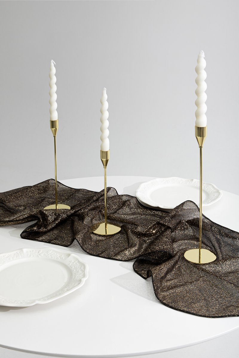 

Чорний ранер із сітки з золотистими блискітками