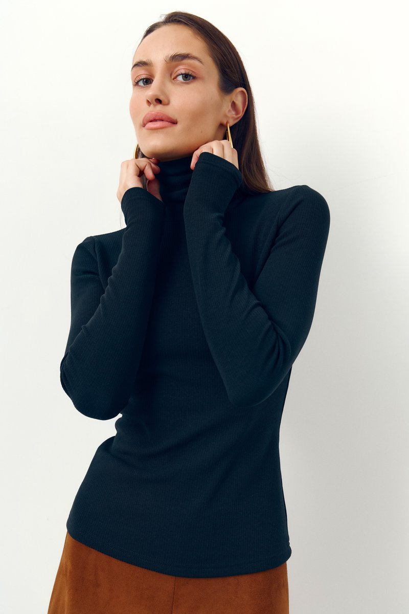 

Чорний гольф зі стрейчевого трикотажу на флісі