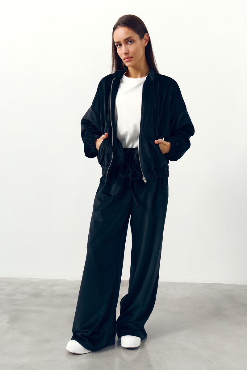 

Чорний велюровий костюм зі штанами та бомбером