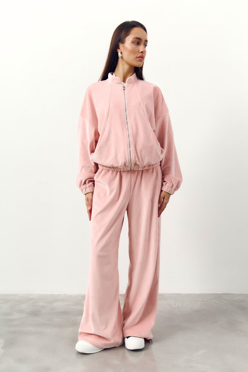 

Рожевий велюровий костюм зі штанами та бомбером