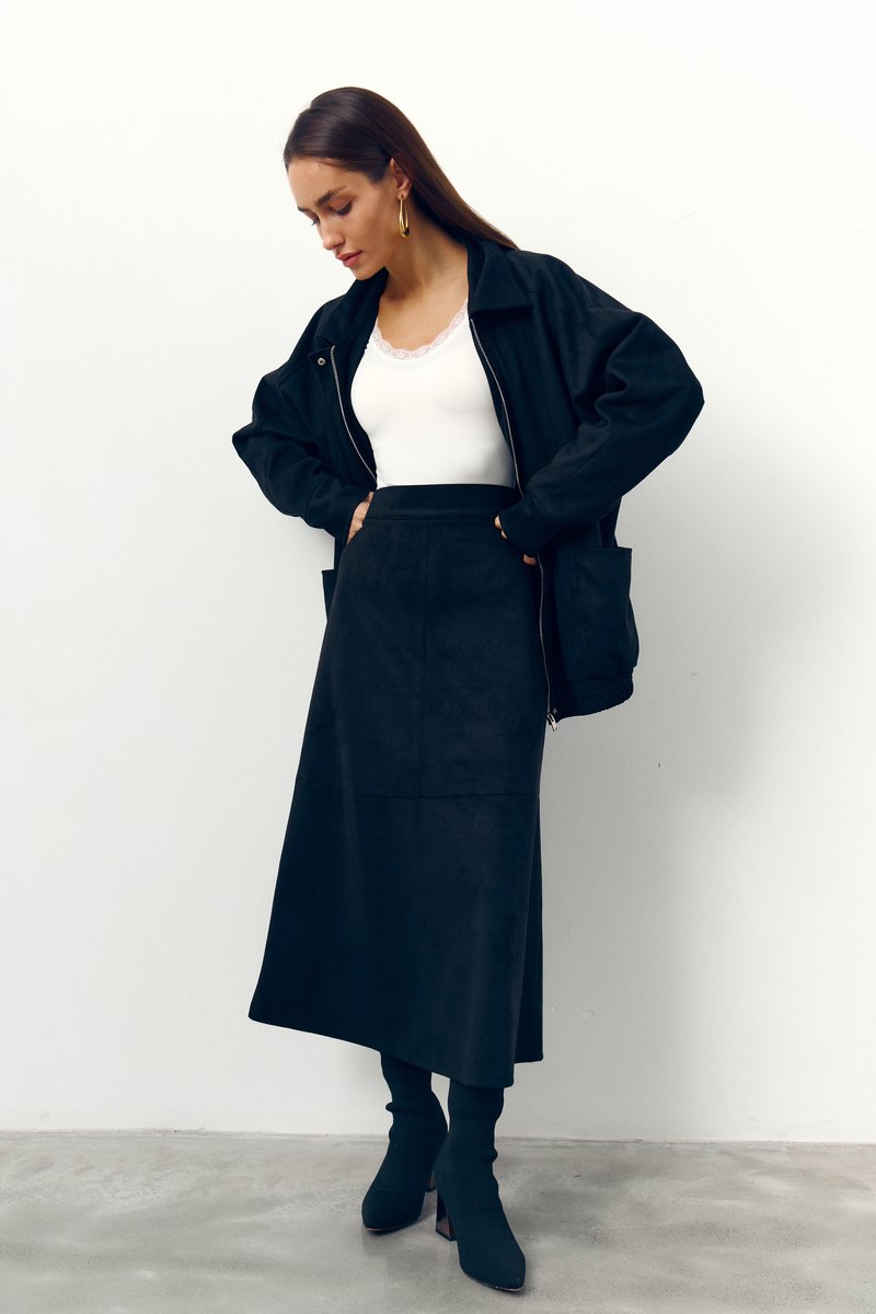 

Чорна спідниця міді із екозамші