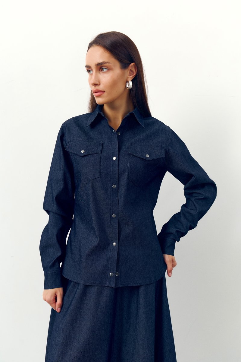 

Синя сорочка із деніму на кнопках