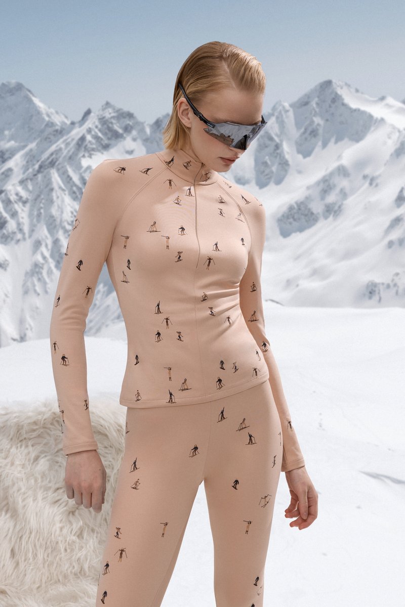Бежевая термо-водолазка на флисе с горнолыжным принтом фотография 1