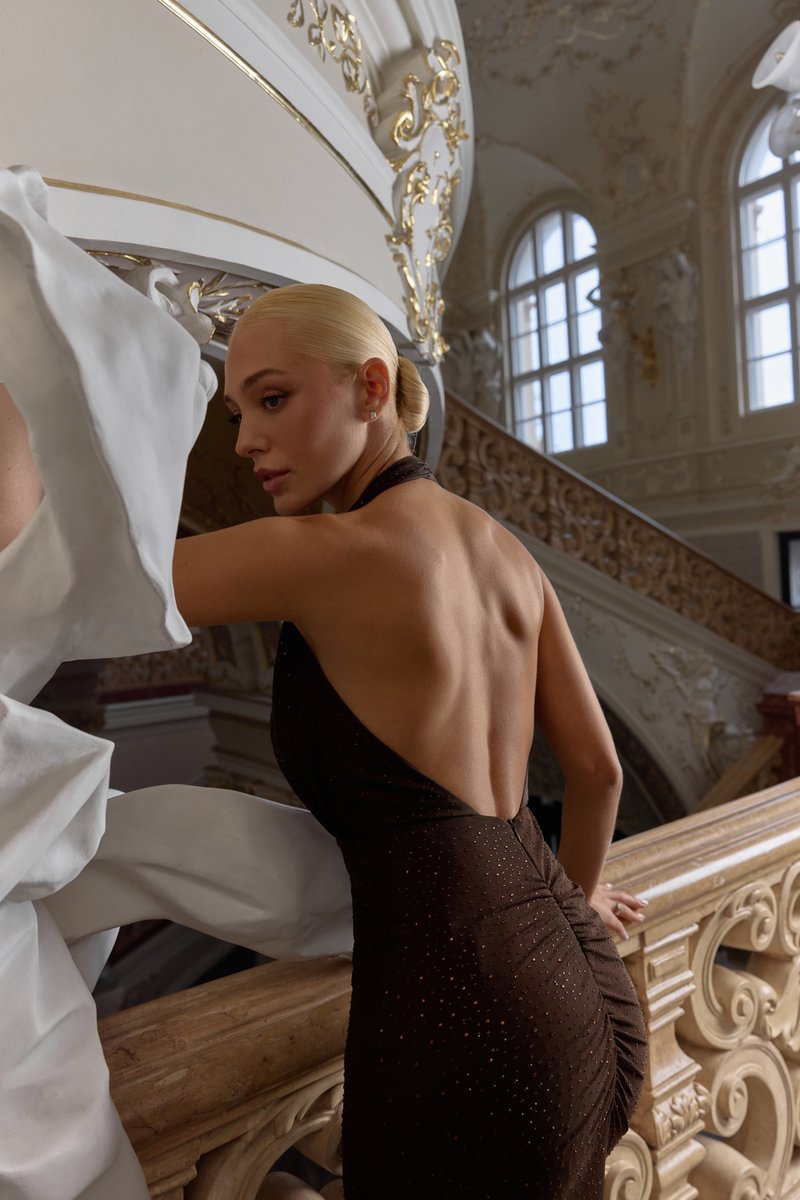 

Коричнева сукня максі зі стразами з акцентним вирізом