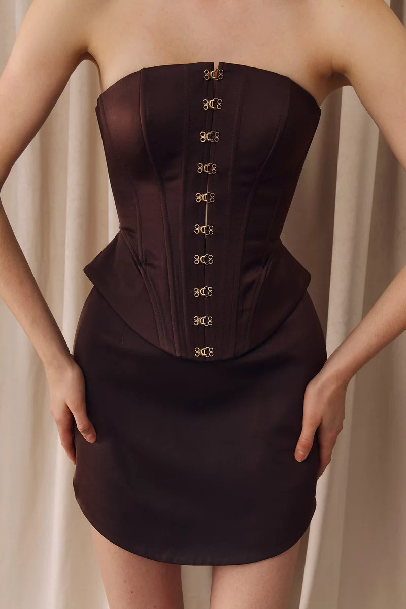 Сатиновая юбка мини в шоколадном оттенке с моделирующими вставками фотография 5