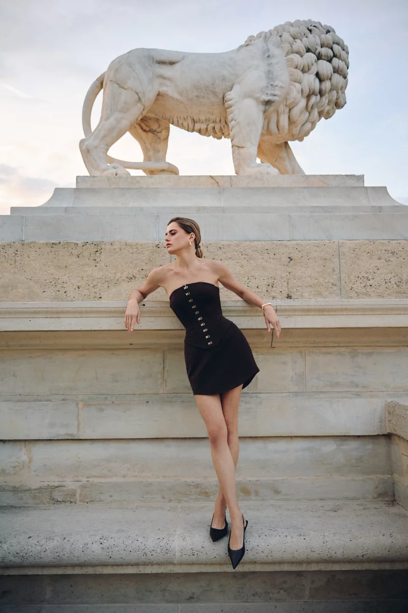 Сатиновая юбка мини в шоколадном оттенке с моделирующими вставками фотография 2