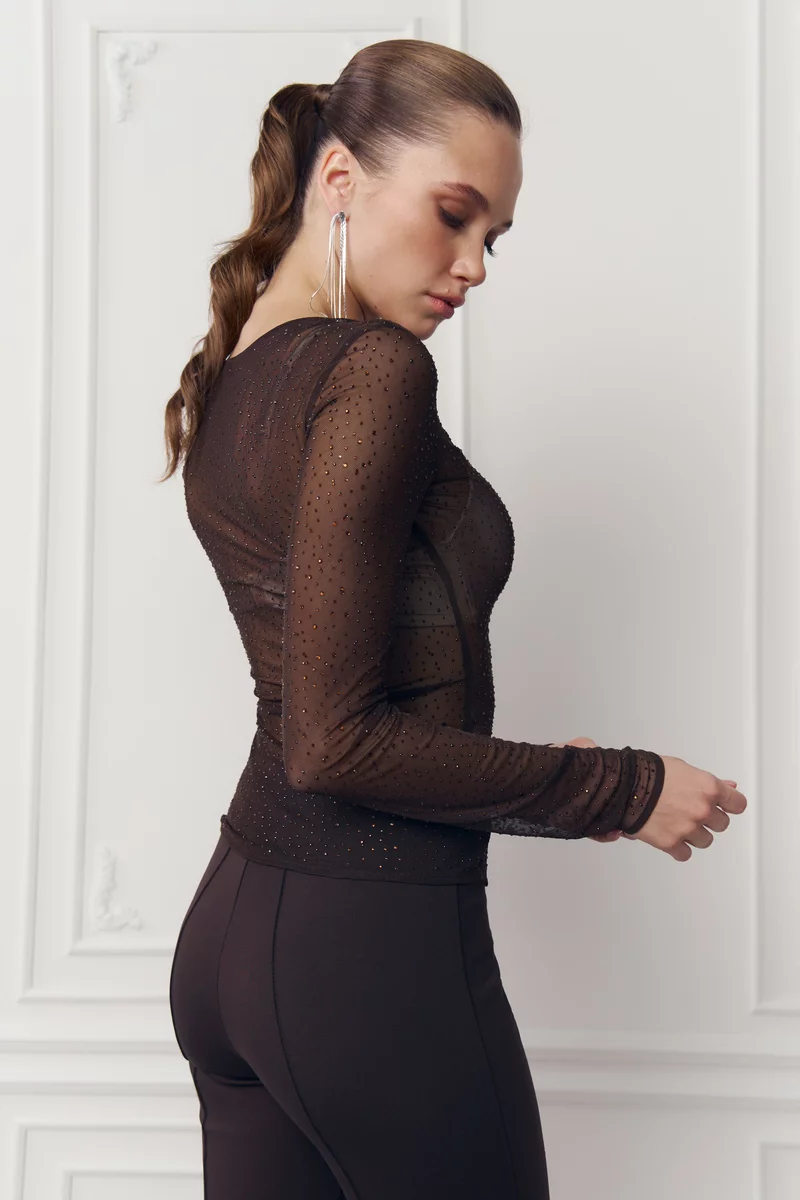 Коричневый лонгслив со стразами фотография 2