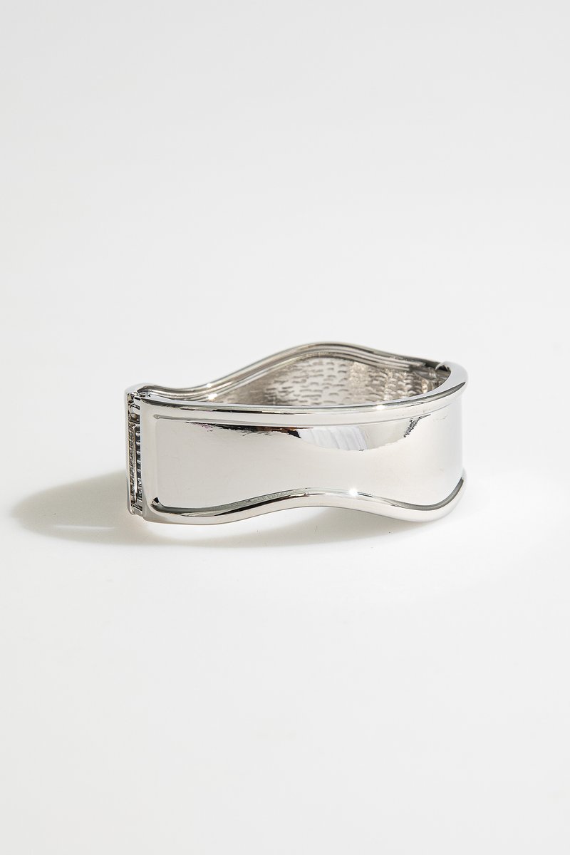 

Сріблястий браслет овальної форми