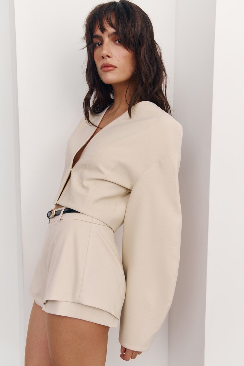 

Молочний вкорочений жакет з об'ємними рукавами