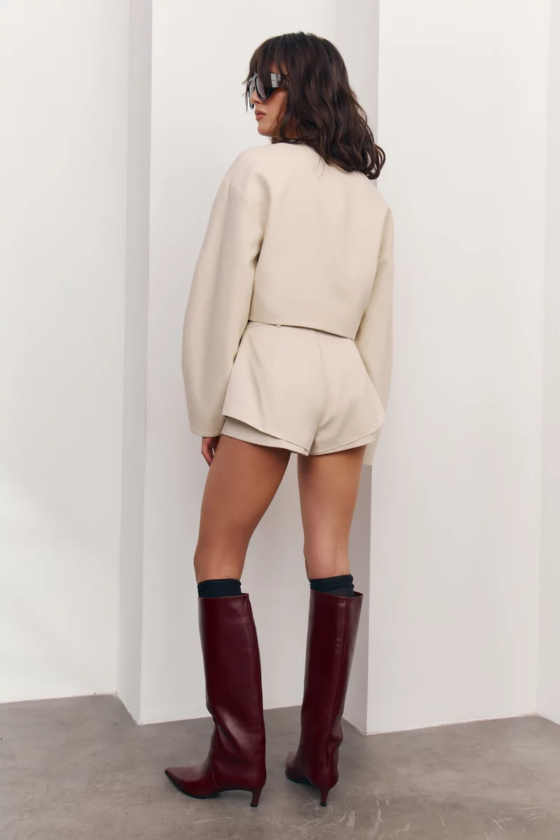 Молочный укороченный жакет с объемными рукавами фотография 5