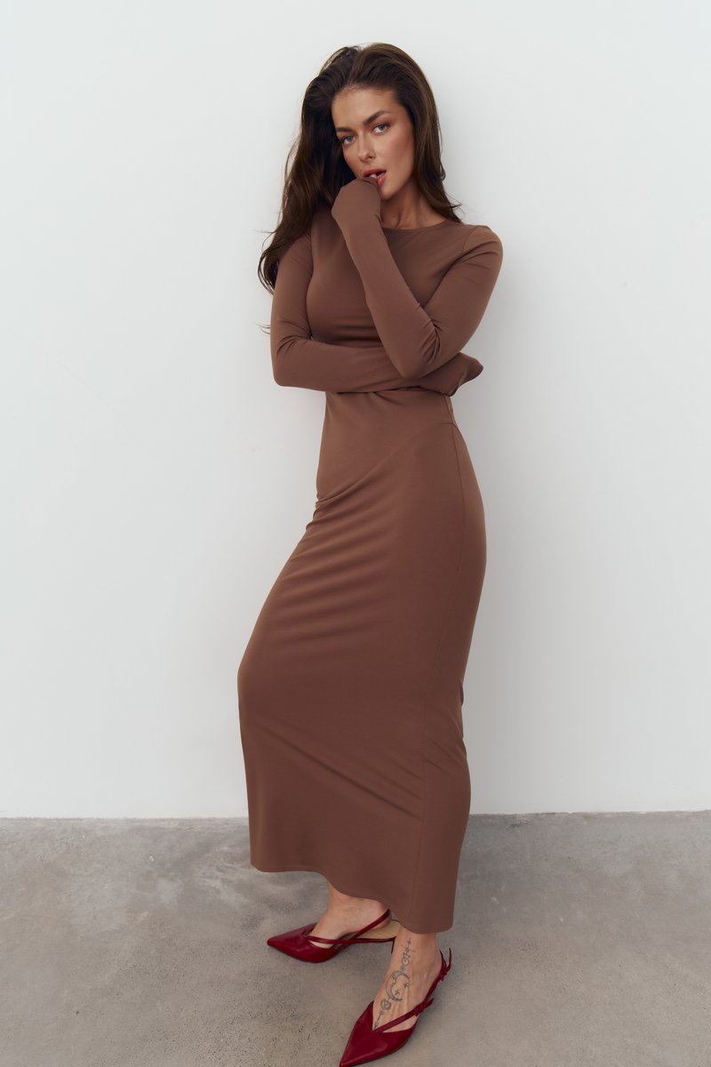 

Коричнева трикотажна сукня максі з довгим рукавом