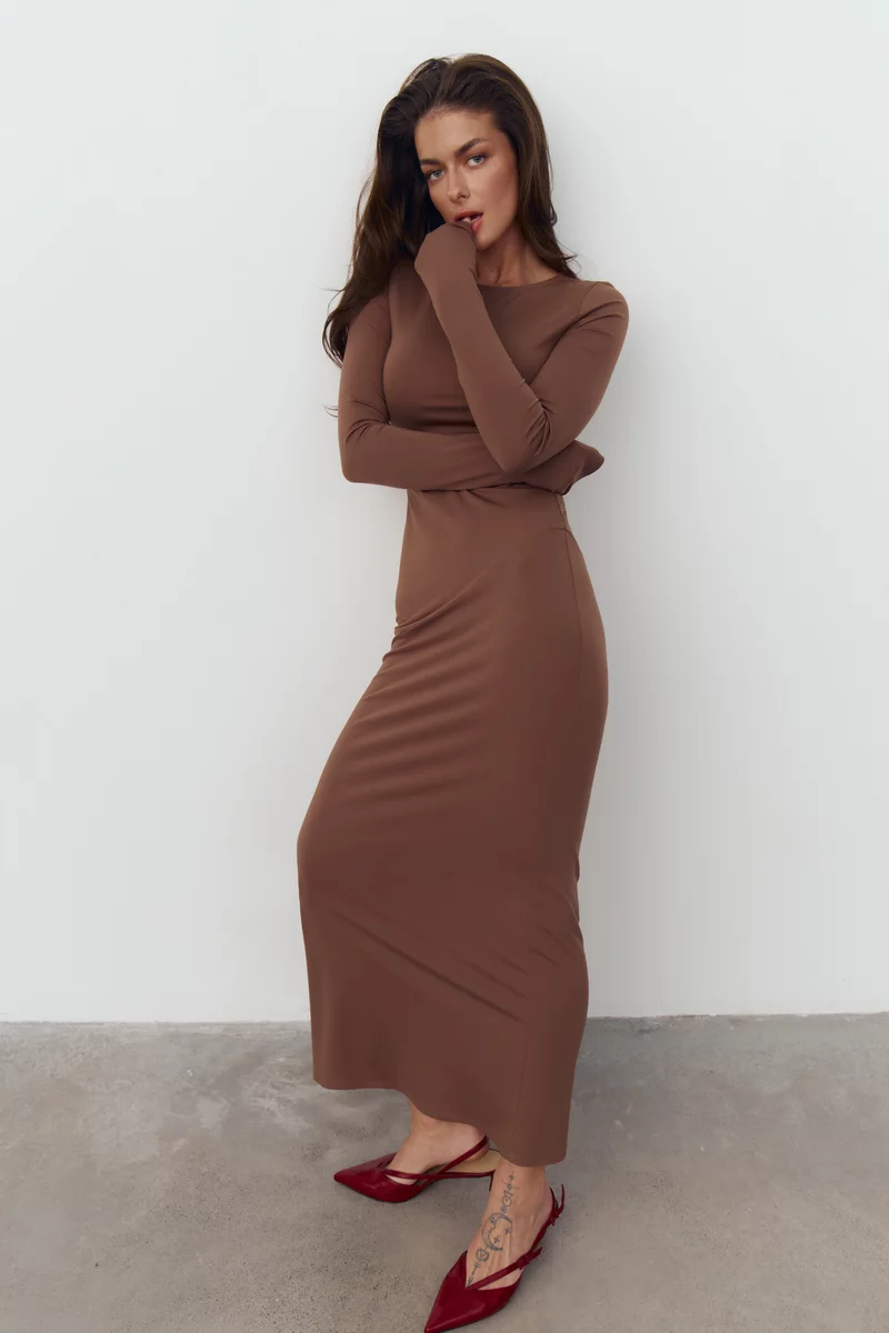 Коричневое трикотажное платье макси с длинным рукавом фотография 1