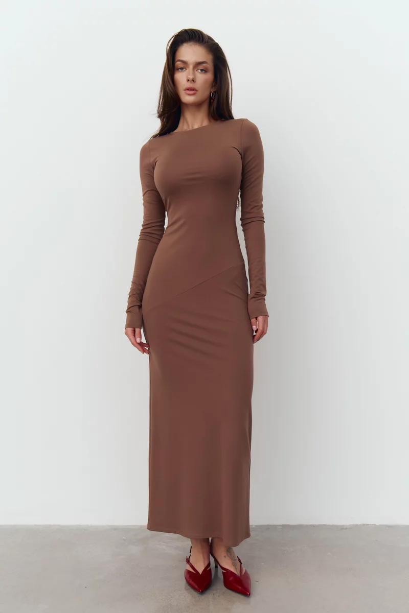 Коричневое трикотажное платье макси с длинным рукавом фотография 2
