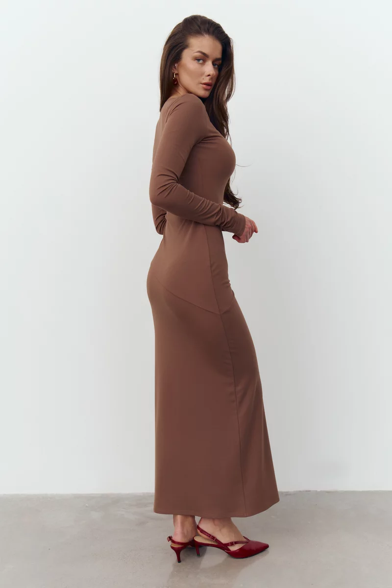 Коричневое трикотажное платье макси с длинным рукавом фотография 3