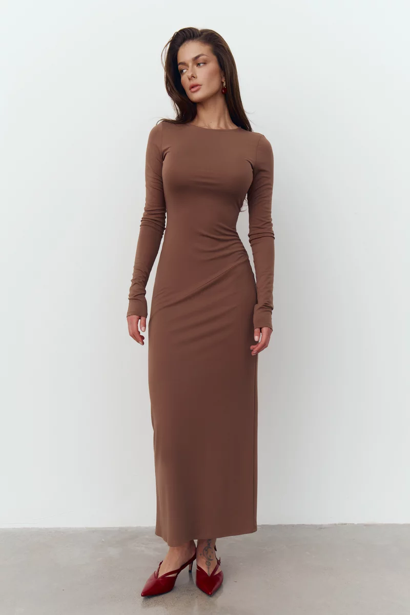 Коричневое трикотажное платье макси с длинным рукавом фотография 4