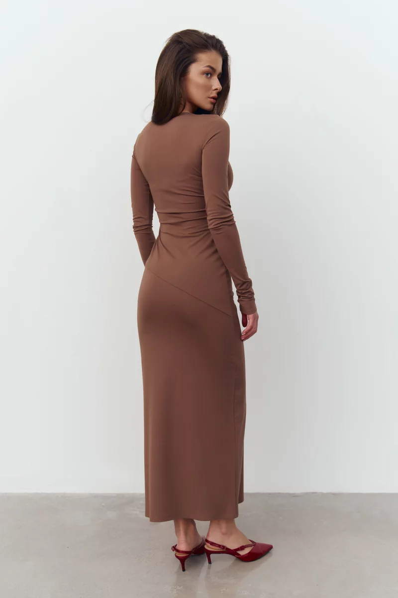 Коричневое трикотажное платье макси с длинным рукавом фотография 5