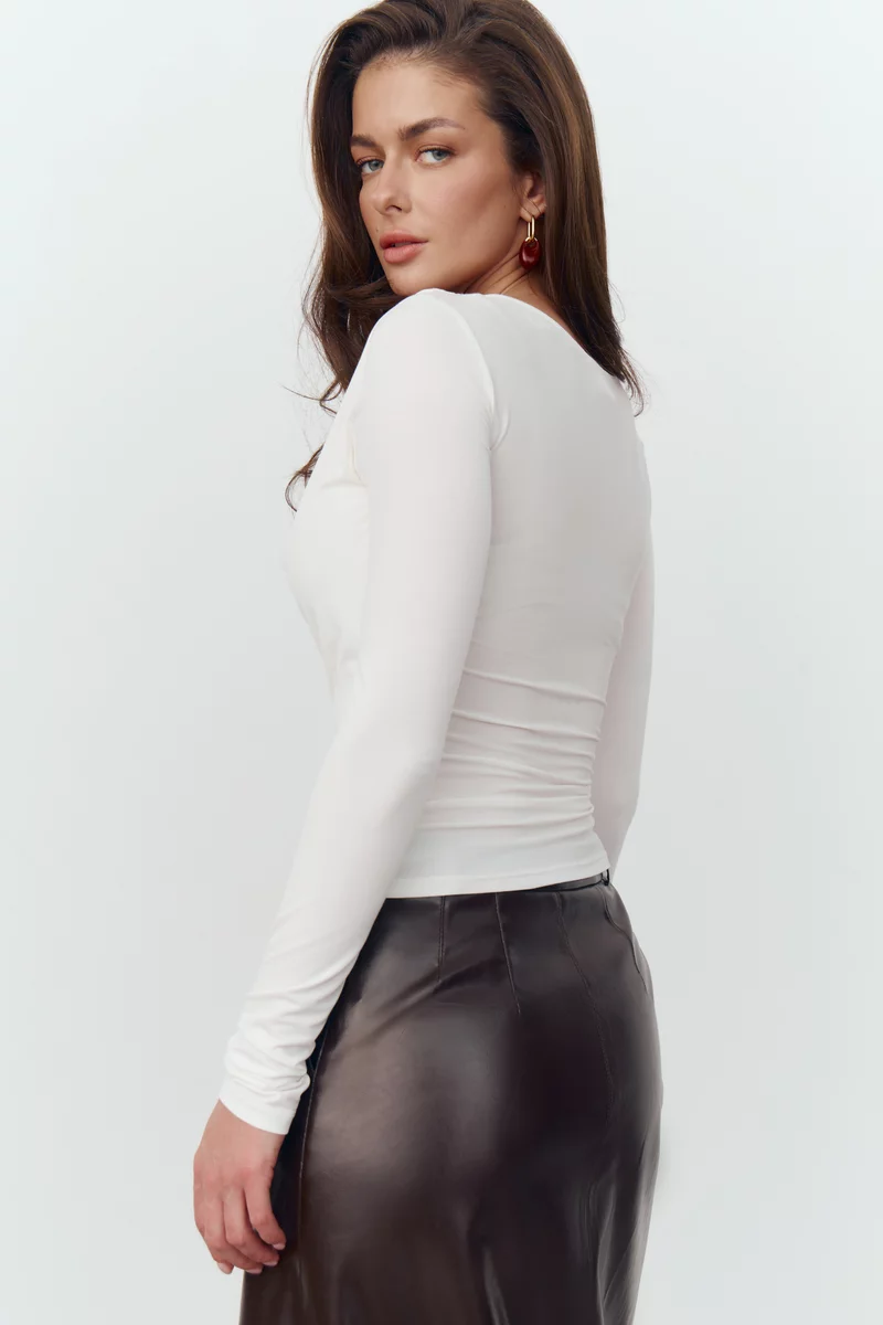 Молочный трикотажный лонгслив с драпировкой фотография 5
