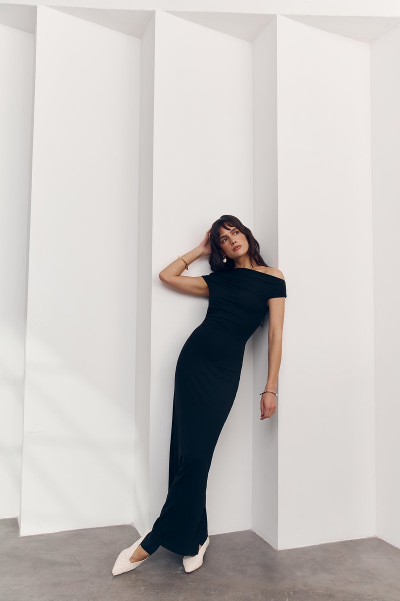 Черное трикотажное платье макси с ассиметричным верхом фотография 1