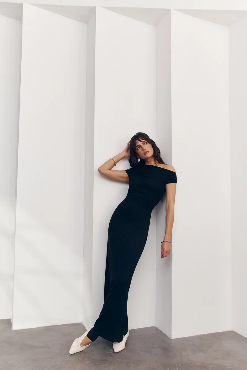 Черное трикотажное платье макси с ассиметричным верхом Черное трикотажное платье макси с ассиметричным верхом фотография 1