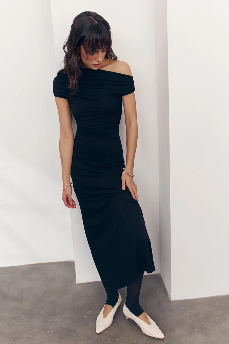 Черное трикотажное платье макси с ассиметричным верхом Черное трикотажное платье макси с ассиметричным верхом фотография 4
