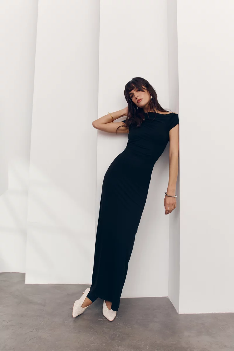 Черное трикотажное платье макси с ассиметричным верхом Черное трикотажное платье макси с ассиметричным верхом фотография 5